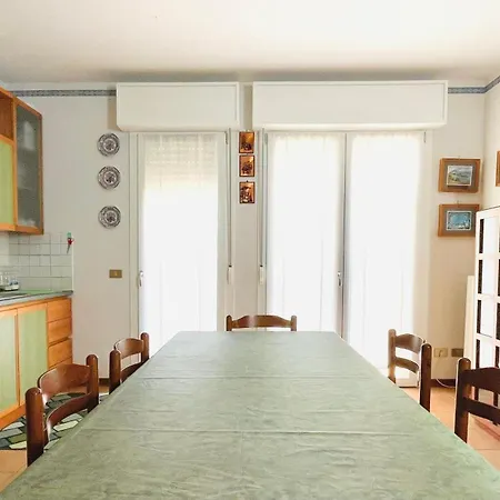 Peaceful Near Center With Pool *